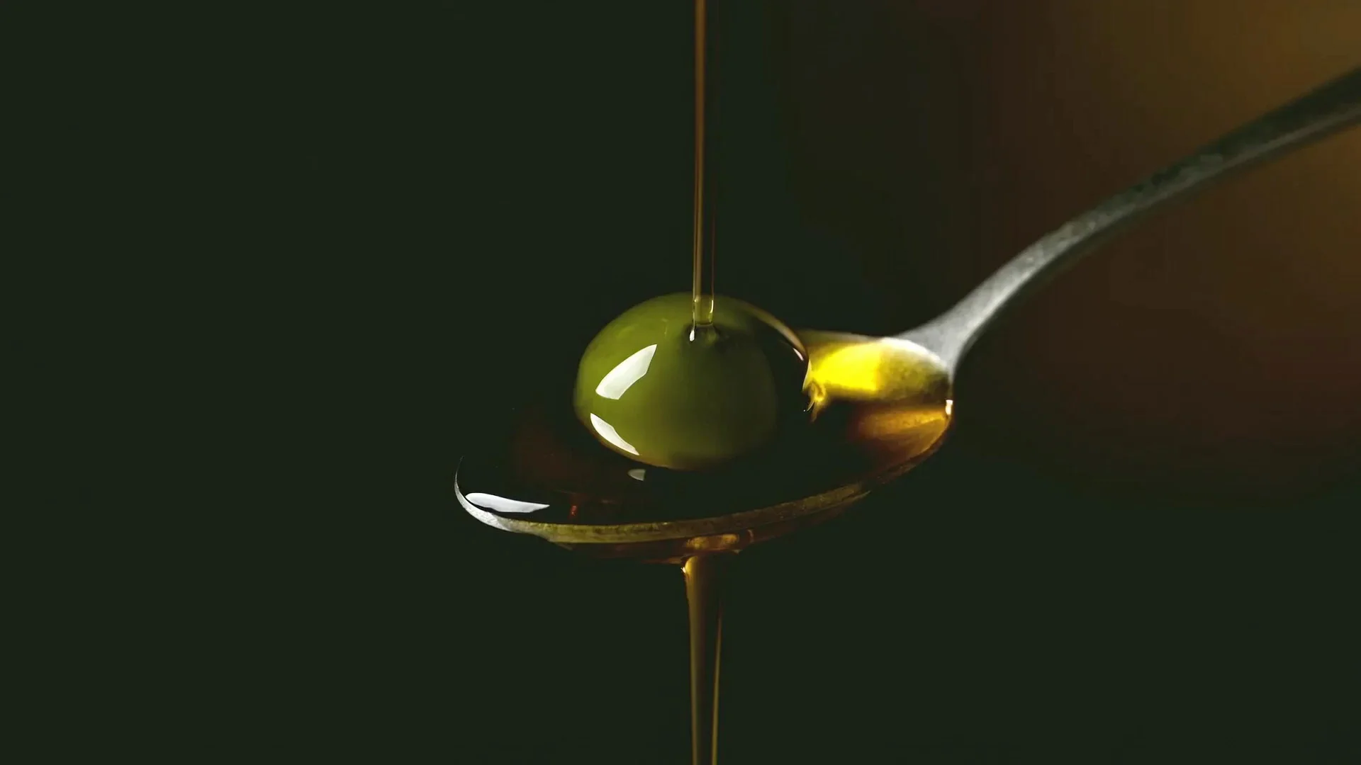 Hilo de aceite sobre una cuchara