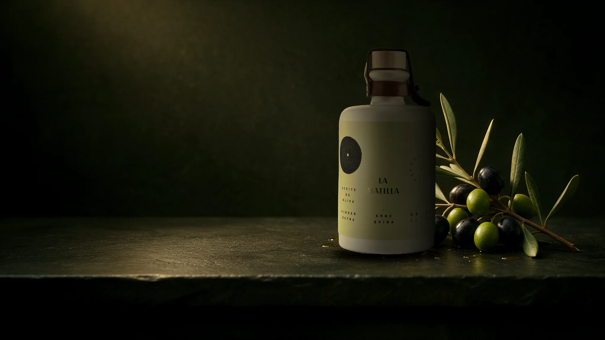 Botella de Arbequina en cerámica de La Matilla con una rama de olivo y aceitunas