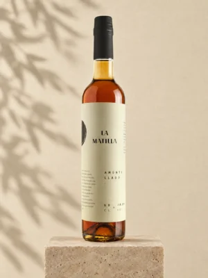 Botella de vino amontillado La Matilla sobre una peana de travertino