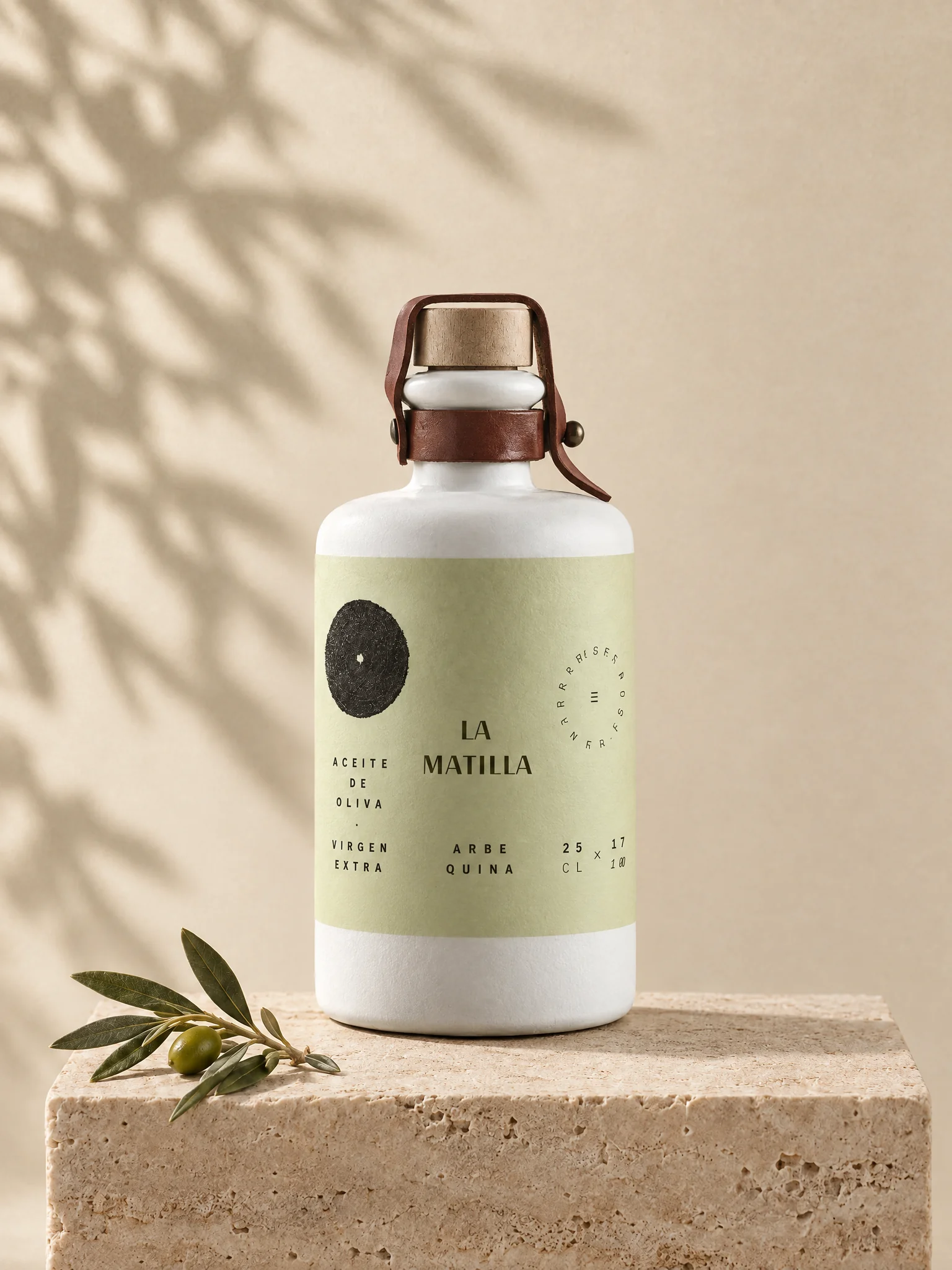 Botella de cerámica de 250 ml de AOVE Arbequina La Matilla sobre una peana de travertino