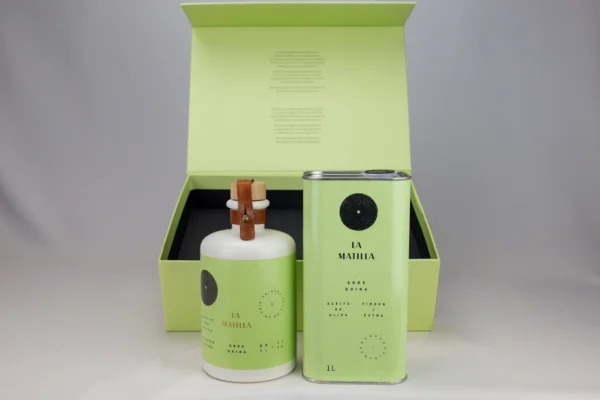 Caja abierta con sus productos de Caja cerámica y lata de La Matilla