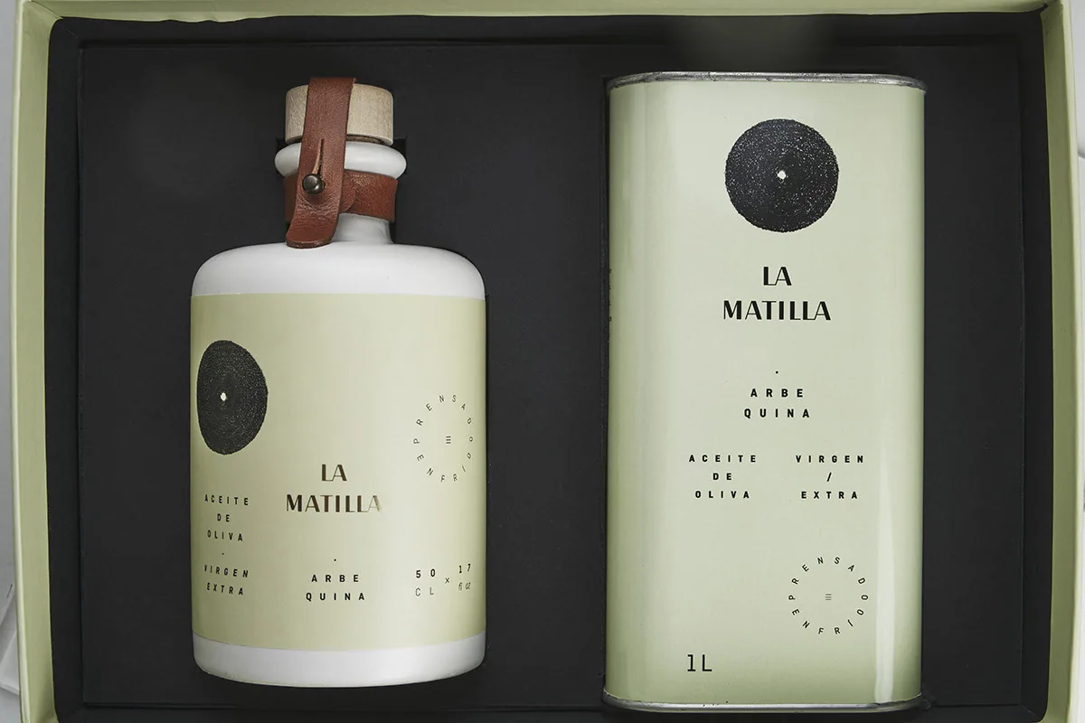 Caja abierta con sus productos de Caja cerámica y lata de La Matilla
