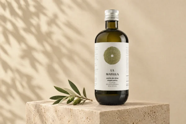 Botella de AOVE Coupage Arbequina y Picual La Matilla sobre una peana de travertino