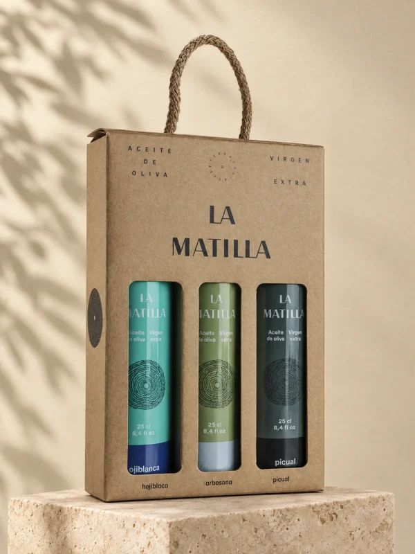 Pack de cartón con asa de cuerda y las botellas de Arbosana, Hojiblanca y Picual