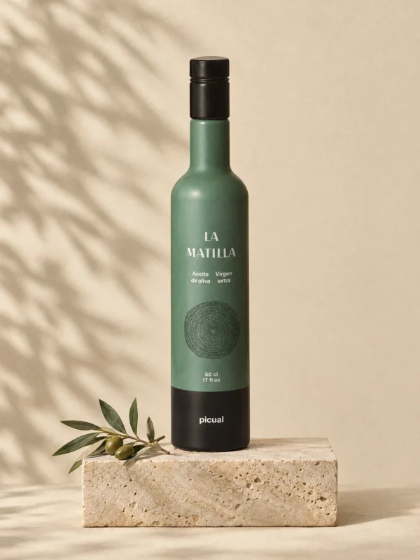 Botella de AOVE Picual La Matilla sobre una peana de travertino